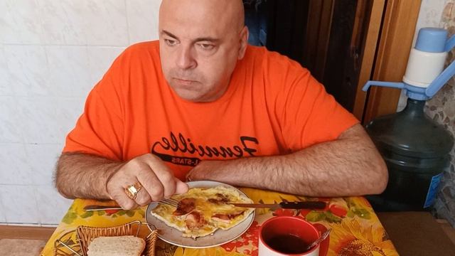 Мукбанг. Яичница с колбасой и чай. А Вы любите пить кипяток?