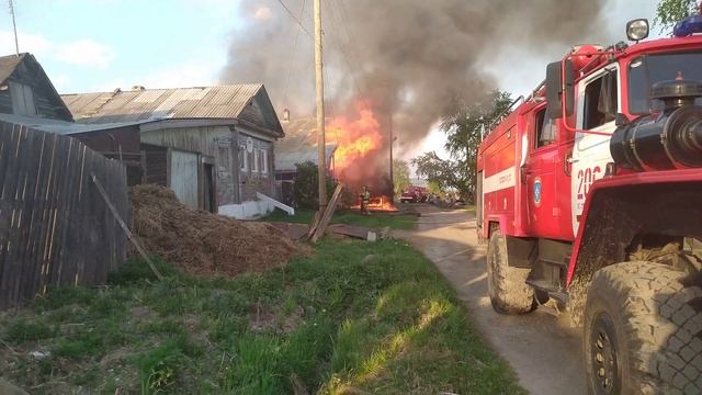 Пожар двухэтажного частного дома в Кушва. смотреть онлайн