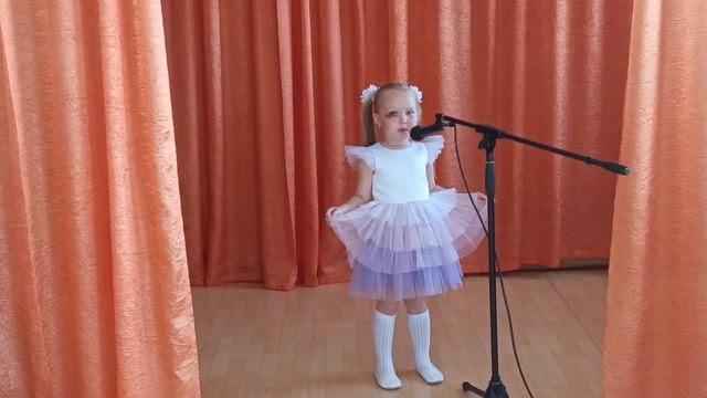Елена Фищукова. песня Бабушке, поёт Есения (4 года) .mp4 смотреть онлайн