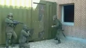 По голове себе постучи