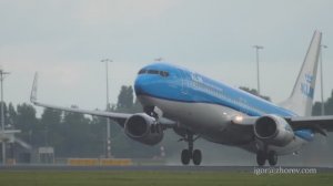 Боинг 737 авиакомпании KLM - Royal Dutch Airlines взлетает из аэропорта Схипхол, Амстердам.