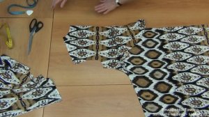 упрощённый крой туники без выкройки за 7 минут сразу на ткани - уроки кройки и шитья для начинающих
