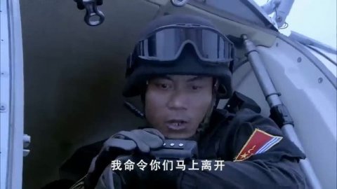 海盜不知死活竟敢打劫中國商船,不料中國海軍霸氣出擊,海盜被嚇尿了 ⚔️ 抗日