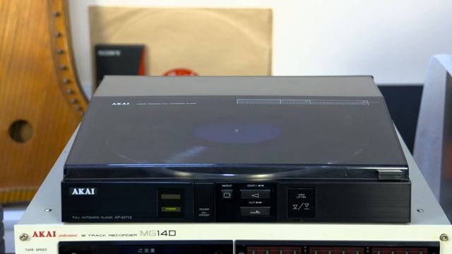 AKAI AP-M712 стерео проигрыватель пластинок с тангенциальным тонармом. Япония.