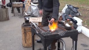 Фрагменты работы кузнецов - ковка ножей и скоб