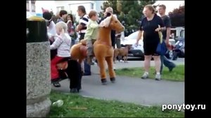 Дети катаются на понициклах