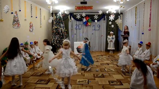 Новогодний утренник в группе "Пчелки" ГБДОУ "Детский сад № 132" смотреть онлайн