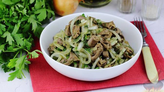 Холодная закуска-салат.
ЗАКУСКА ИЗ КУРИНЫХ СЕРДЕЧЕК В МАРИНАДЕ