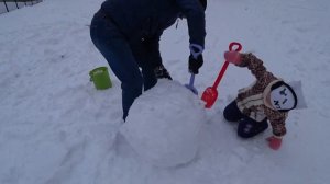 Огромный синий СНЕГОВИК папа и Настя лепят, мама разукрашивает Nastya life VLOG 0+