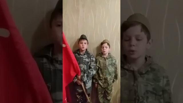 Цапенко Георгий и Артем Галустян читают стихотворение о войне