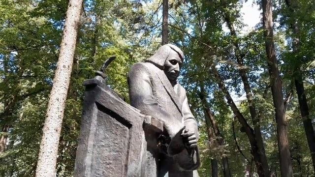 Памятник Гоголю в Калуге в парке Циолковского.  Путешествие в Калугу.