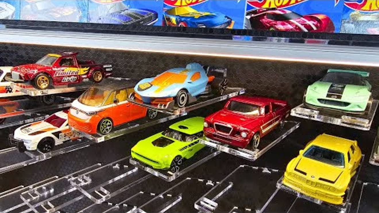 Распаковываем несколько новых машинок Hot Wheels смотреть онлайн