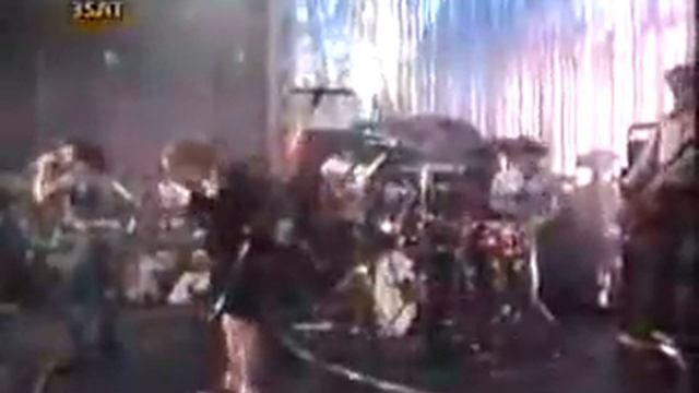 Highway To Hell (live w/Bon Scott)