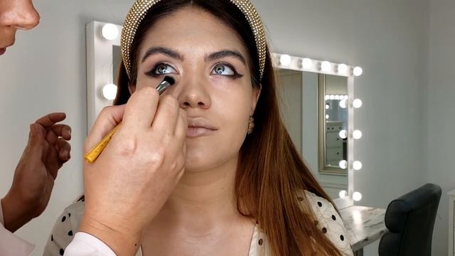 Вечерний макияж растушеванная стрелка (урок 1) смотреть онлайн