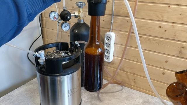 Розлив пива из корнелиус кега в стеклянные бутылки