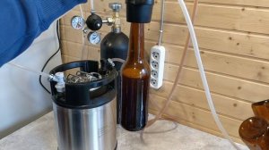 Розлив пива из корнелиус кега в стеклянные бутылки