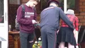 Пранк Эдвард бил полецейский  лапает красивую девушку