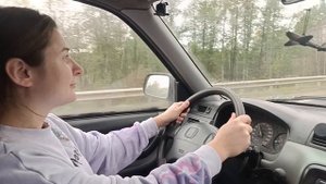 жена за рулем
