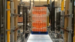 Установка защитных картонных уголков на паллету. Паллетообмотчик ROBOPAC с вращающимся кольцом.