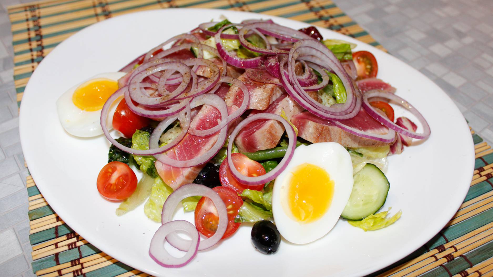 Салат Нисуаз с тунцом смотреть онлайн