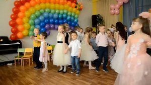 Танец выпускников  с малышами "Маленькие дети". Д/с № 42 "Пингвинчик", г Верхняя Салда
