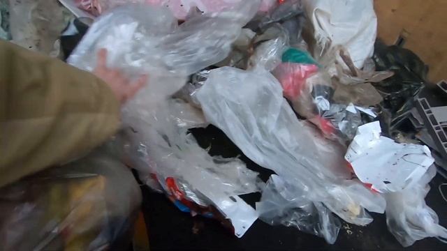 Деревенский парень проверил на прочность пункт по раздельному сбору мусора, сортировка мусора смотреть онлайн