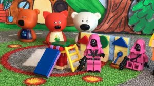 Мишки играют в игру в кальмара. Странная посылка. Видео для детей.