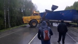 Кировец вытаскиват фуру К-700