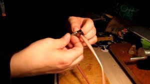 Замена лопнувшей лески на  металлической оправе.