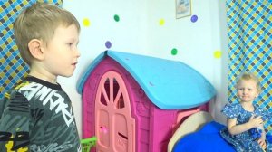 Миша и Маша не поделили игрушки/Misha and Masha did not share toys