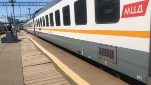 Электропоезд«ЭС2Г»и отправление электропоезда«ЭП2Д»на станцииМЦД(D2)«МСКТоварная»//30 июня 2022 год