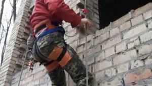 Первый спуск начинающего высотника из здания на Восьмёрке