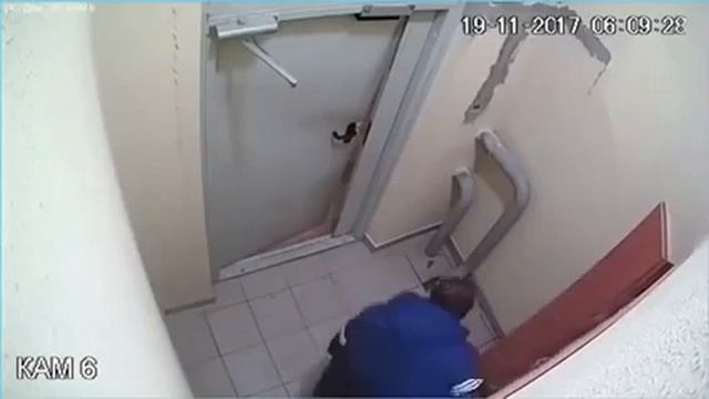 Мужик открывает дверь 3 часа смотреть онлайн