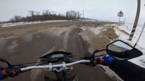 Школьник катается по центру города на эндурике/ покатушка на мотоцикле