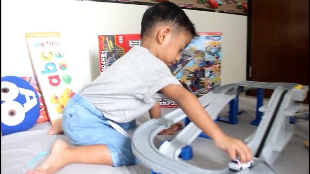 Tomica Car Track Unboxing and Review! смотреть онлайн