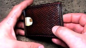 Зажим для денег. Ничего лишнего, только "кредитки", и наличные.