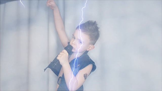 Юный фанат КиШ! Лучший кавер на песню группы: Король и Шут- Дурак и молния))) смотреть онлайн