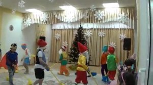 Танец гномиков с метелками в ДОУ