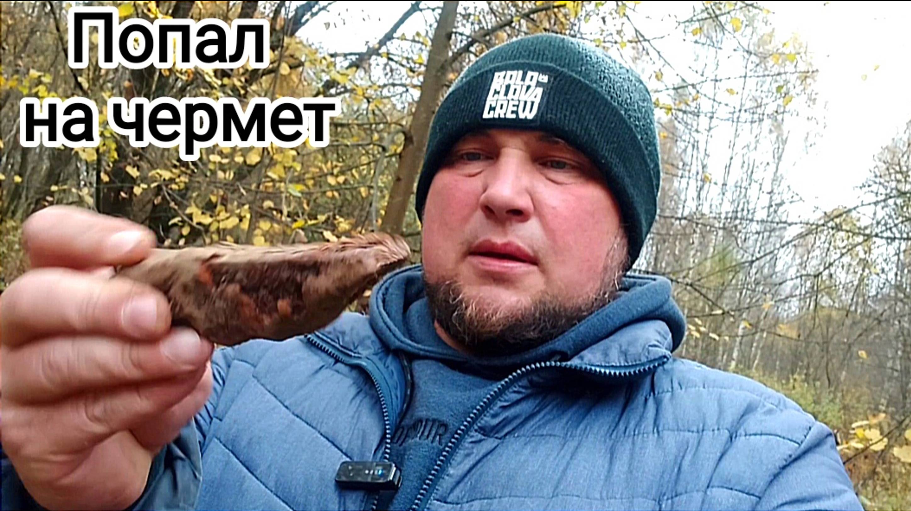 Под сенью леса: коп металлолома с металлоискателем