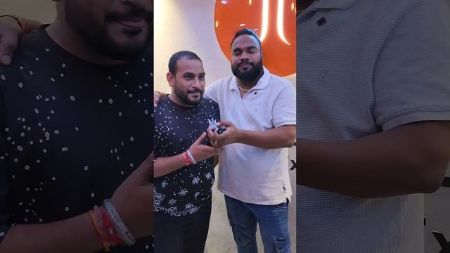भाई iPhone 15 pro लेने के लिए देहरादून  से Delhi आये jj communication पर 🥰🎁 || #jj #jjcommunication
