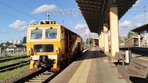 Путевая машина PLASSER 08 275/3S 1340 проследует резервом станцию Тракторный.