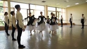 МГАХ. "Полонез" (муз. - П.И.Чайковского, хор. - М.Северцевой) 8 пар