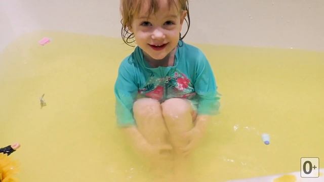 Саша играет в ванне и плавает на своей лодке Bath Kids Fun