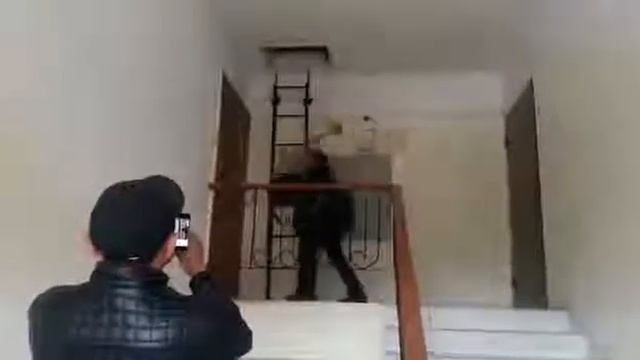Судебный исполнитель выбивает дверь кувалдой