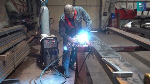 Процесс сверления отверстий металлического изделия