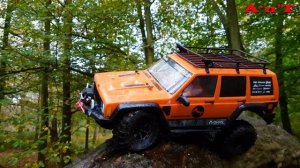 Traxxas 'TRX 4' vs Axial 'SCX10'