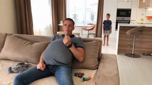 Саша учит папу правильно питаться и заниматься спортом