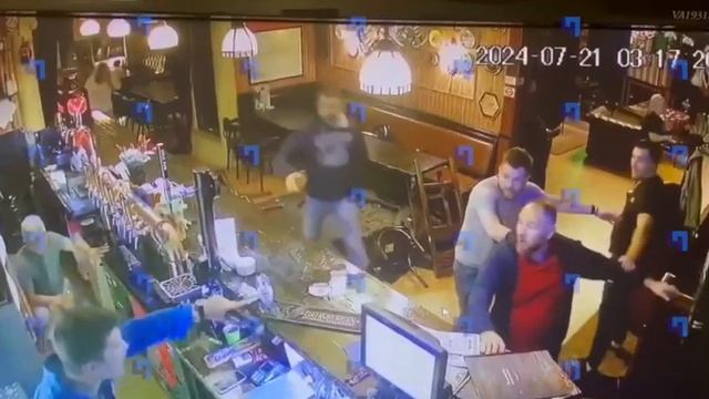 Массовая драка в одном из известных пабах Петербурга