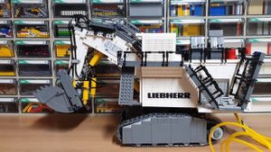 Lego Technic Liebherr R9800 Excavator (pnuematics) MOC trial (1)