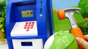 Ам Ням пытается взломать банкомат! Игрушки для малышей и развивающие видео для детей